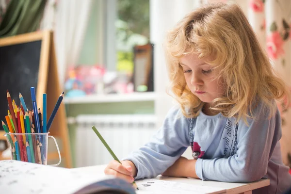 Портрет девушки ребенок рисунок с красочных карандаши — стоковое фото