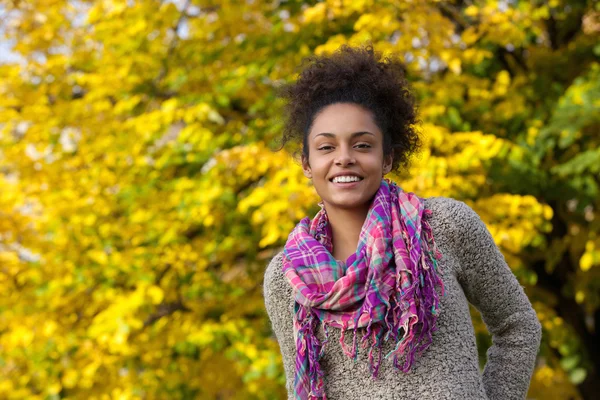Красивая молодая черная женщина, улыбаясь на открытом воздухе в осень Стоковое Изображение