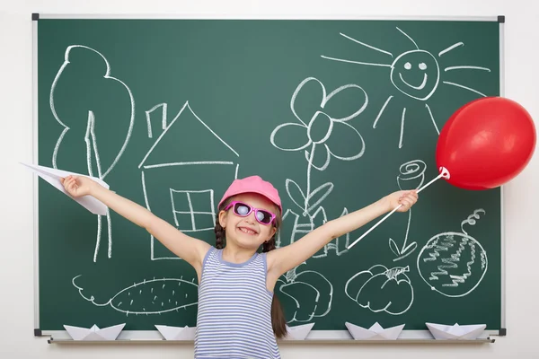 Девушка, опираясь на школьной доске для дома и сада — стоковое фото