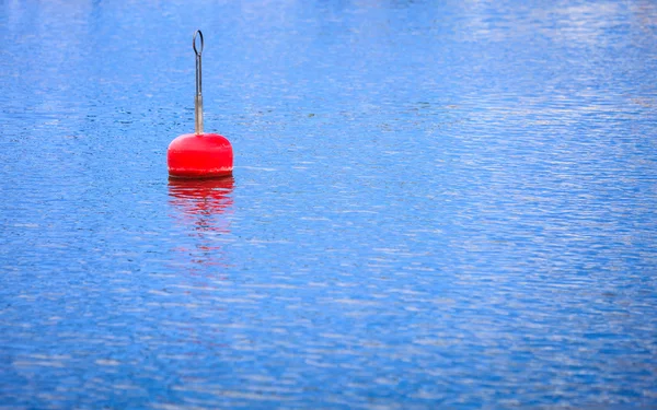 Один Красного буя на поверхности спокойствие синее море — стоковое фото