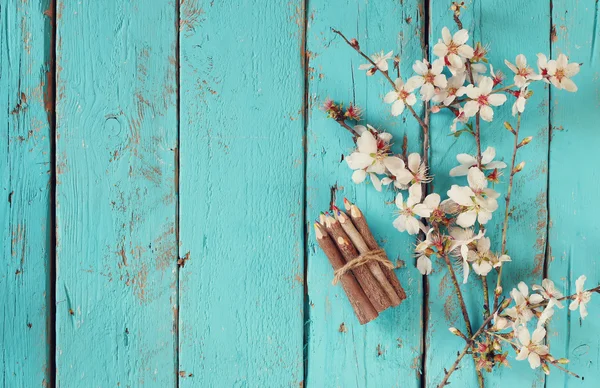 Образ весны белые вишни дерева рядом с деревянными цветные карандаши на синем деревянный стол Лицензионные Стоковые Изображения