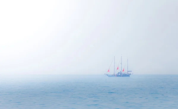 Корабль с Алые паруса на горизонте — стоковое фото