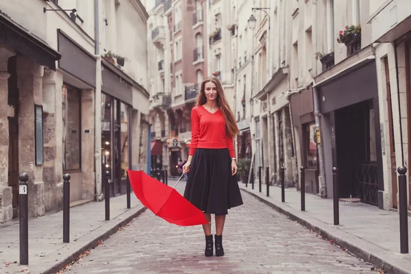 Девушка с красным зонтом — стоковое фото