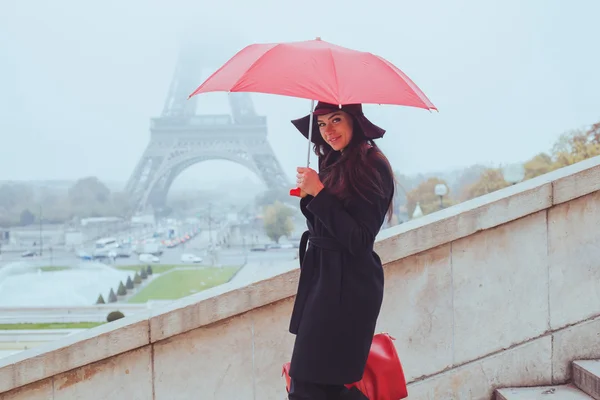 Мода женщины с красный зонт — стоковое фото
