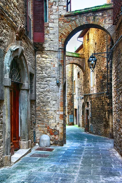 Красивые старые улицы итальянских средневековых городов, пунша — стоковое фото