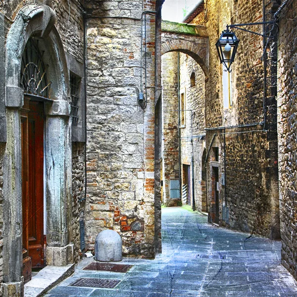 Красивые старые улицы итальянских средневековых городов — стоковое фото