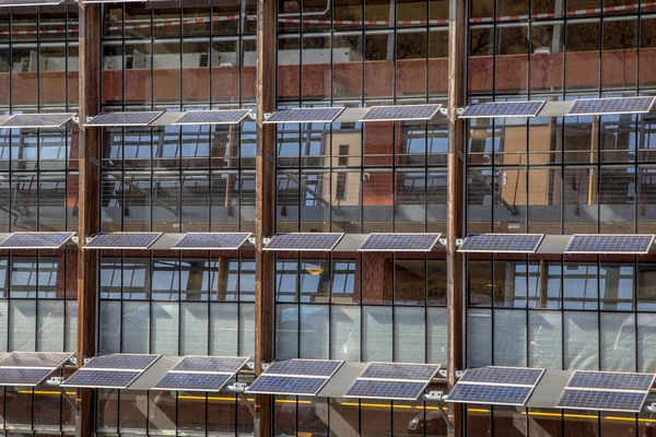 Панели солнечных батарей на фасад здания, как решение для Глобы — стоковое фото