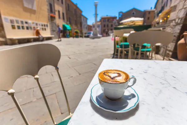 Чашка кофе в кафе terrace с видом на улицу, Италия — стоковое фото