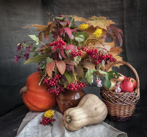 Осенний букет листья, цветы и фрукты на деревянном столе Лицензионные Стоковые Изображения