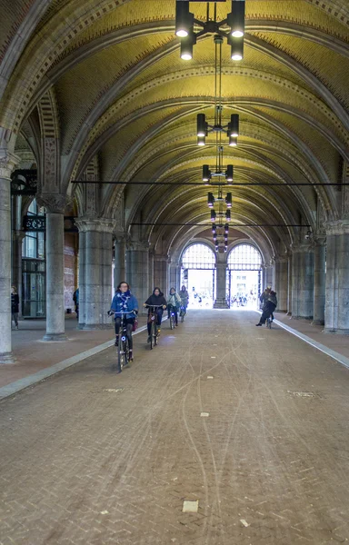Амстердам, Нидерланды - 8 февраля: Экстерьер bicicle проход в Рейкс музее — стоковое фото