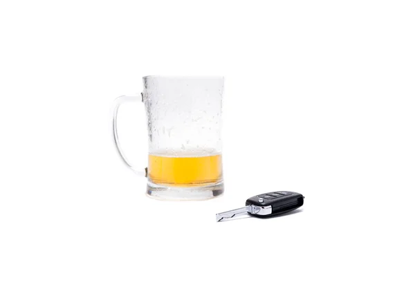 Кружка пива на белом фоне — стоковое фото