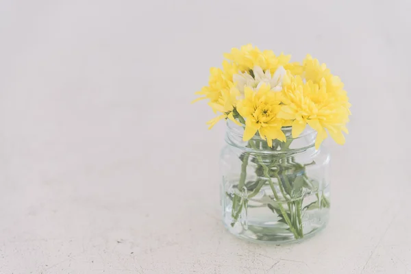 Желтые цветы в вазе — стоковое фото