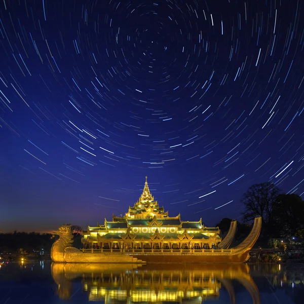Karaweik - Kandawgyi озеро - Янгон - Мьянма — стоковое фото