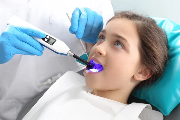 Печать засветите, ребенок в стоматологическом кабинете — стоковое фото