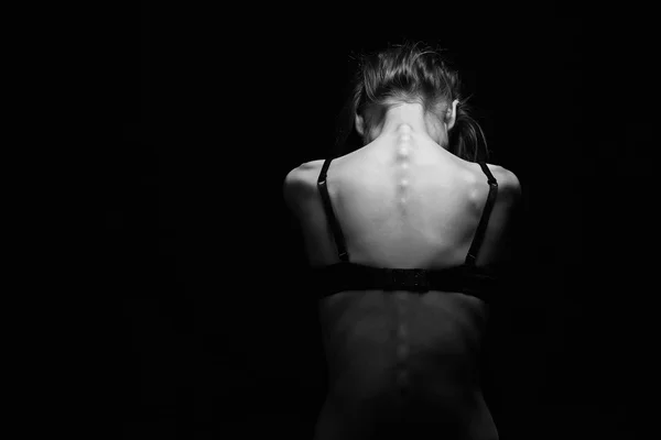 Грустно женщина с голой спиной над черной background.sexy тело девушки — стоковое фото