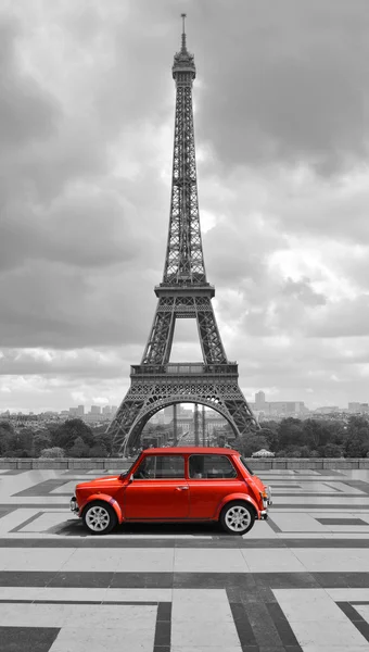 Эйфелева башня с автомобилем. Фото черно-белые с красным элементом Лицензионные Стоковые Изображения