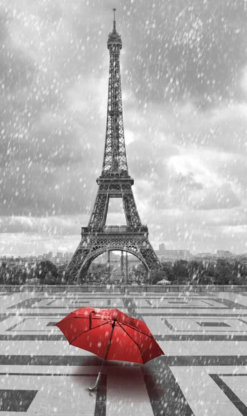 Эйфелева башня в дождь. Фото черно-белые с красным элементом Лицензионные Стоковые Фото