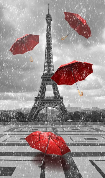 Эйфелева башня с летающими зонтиками Лицензионные Стоковые Фото