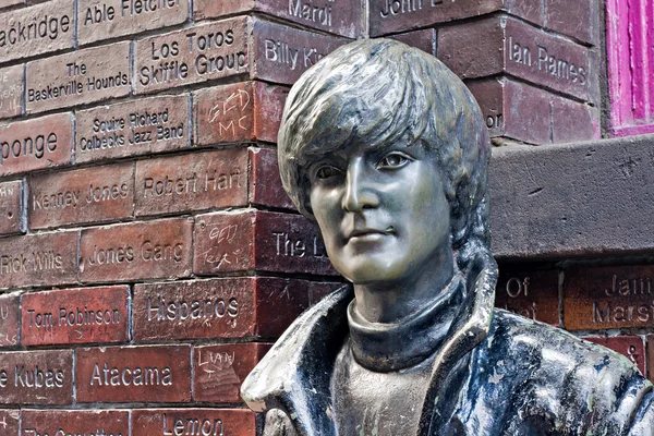 Джон Леннон статуя в Mathew Street, Ливерпуль, Великобритания — стоковое фото