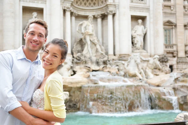 Пара туристов от фонтана Треви в Риме — стоковое фото