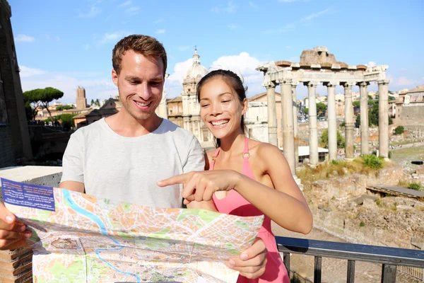 Туристы, держа карты Римский форум — стоковое фото