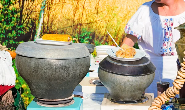 .Traditional Russian dishes on the outdoor celebration. Лицензионные Стоковые Изображения