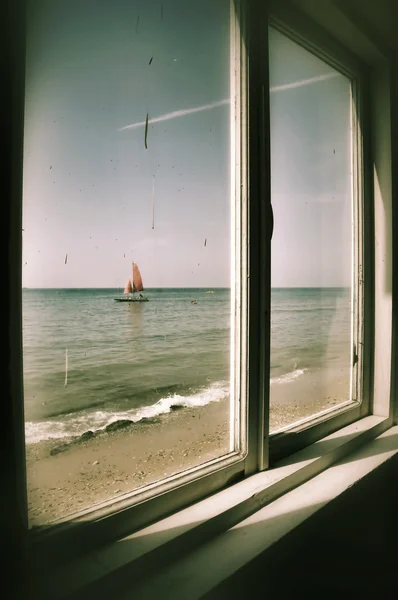 Вид из окна старого заброшенного дома на лодке с красной s — стоковое фото
