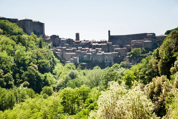 Вид на старый итальянский город Sorano — стоковое фото