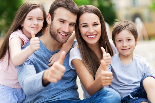 Семейный портрет с палец вверх — стоковое фото