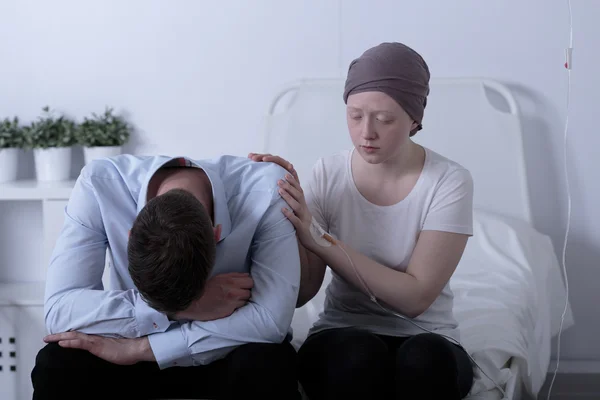 Девушка с раком утешительные папа Стоковое Изображение