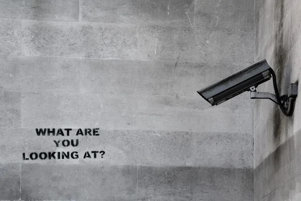 Граффити Бэнкси «видеонаблюдение» в Лондоне — стоковое фото