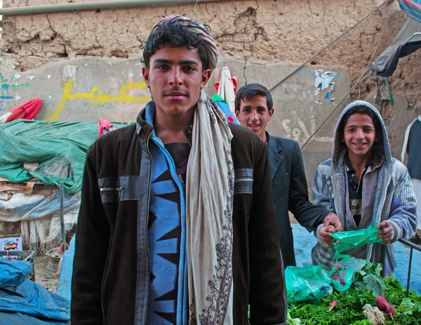 Йеменские мальчиков продажи ИАК, Ката, зеленого золота, растений, наркотиков, лист, жевать, соль рынке Старого города Саны, Сук, Йемен, повседневной жизни — стоковое фото