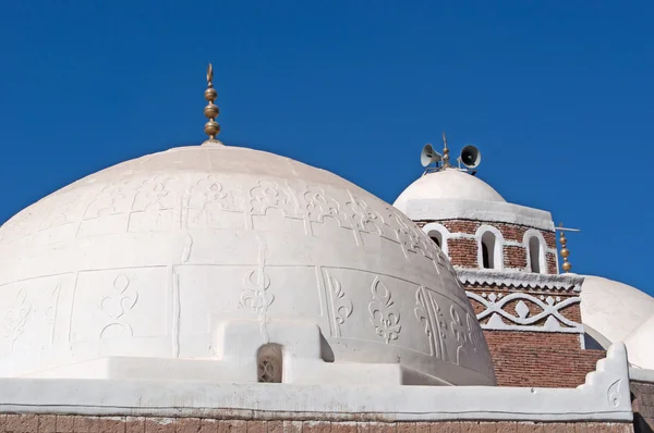 Белая мечеть в Старом городе Сане, колонки, Йемен — стоковое фото