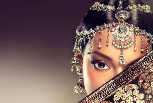 Индийская Женский портрет с ювелирные изделия — стоковое фото