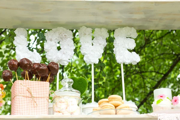 Свадебный пир. -зал Банкетный. сладости для table.french macaroons.candy bar.wedding пире. Свадебные конфеты Стоковое Фото