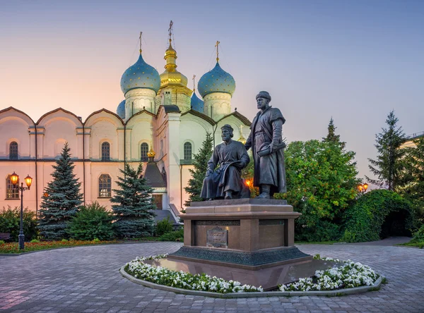 Собор Благовещения Пресвятой Богородицы и памятник архитекторов Казанского Кремля — стоковое фото