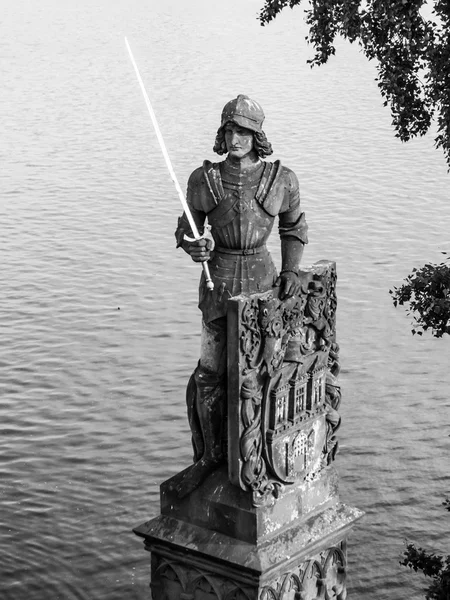 Рыцарь Bruncvik статуя на Карлов мост в Праге — стоковое фото