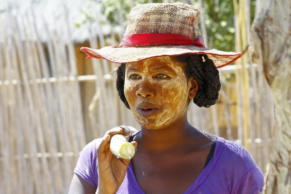 Портрет женщины с MALAGASY tradytional маски на лице, Ма Лицензионные Стоковые Изображения