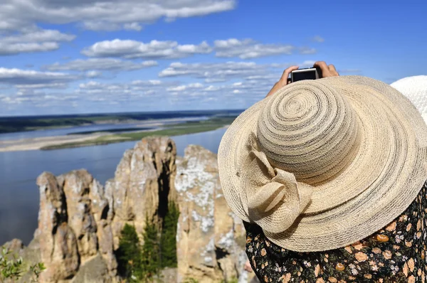 Женщина принимая фотография на точки зрения Лена столбов природного парка, Якутия — стоковое фото