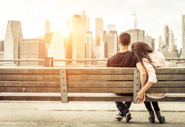 Пара, расслабляющий на скамейке Нью-Йорк Лицензионные Стоковые Фото