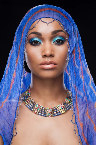Африканская женщина, охватывающей голову, шарф Стоковое Изображение