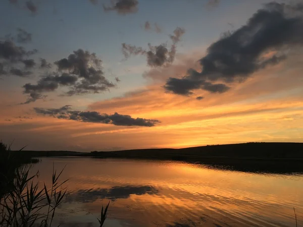 Озеро Голубое небо закат пейзаж — стоковое фото