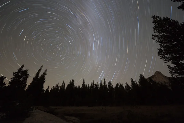 Звездное ночное небо с круговыми звездных трасс и размытый Млечного Пути — стоковое фото