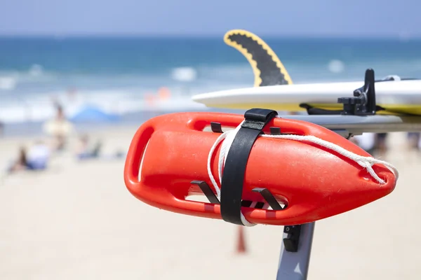 Буй красный спасатель на пляже, малую глубину резкости — стоковое фото