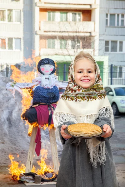 Маленькая девочка держит плита блины Лицензионные Стоковые Изображения
