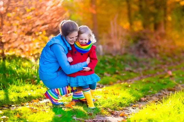 Мать и ребенок в Осенний парк — стоковое фото