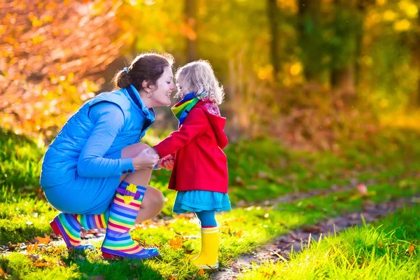 Мать и ребенок, играющий в Осенний парк — стоковое фото