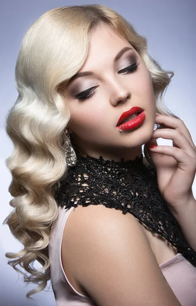 Красивая блондинка голливудским способом с завитками, красными губами и кружевным платьем. лицо красоты — стоковое фото