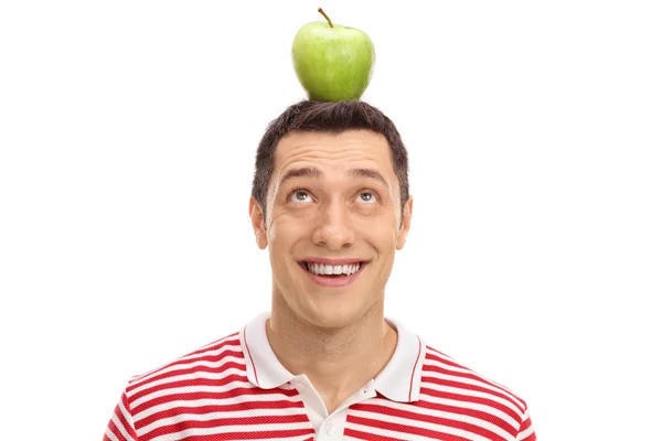 Парень с яблоком на голове — стоковое фото