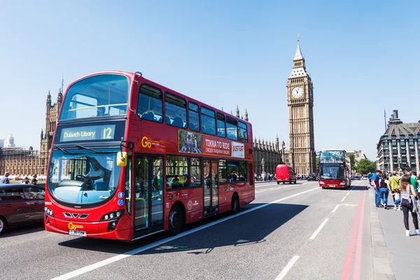 Вестминстерский мост с Биг-Беном и красными автобусами в Лондоне, Великобритания — стоковое фото